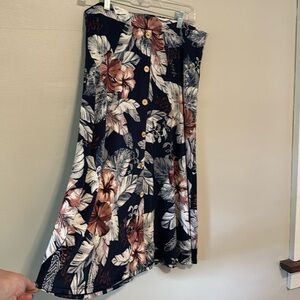 Lavish - A-Line Floral Midi Skirt with buttons - size M